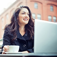 Vrouw met koffie en laptop